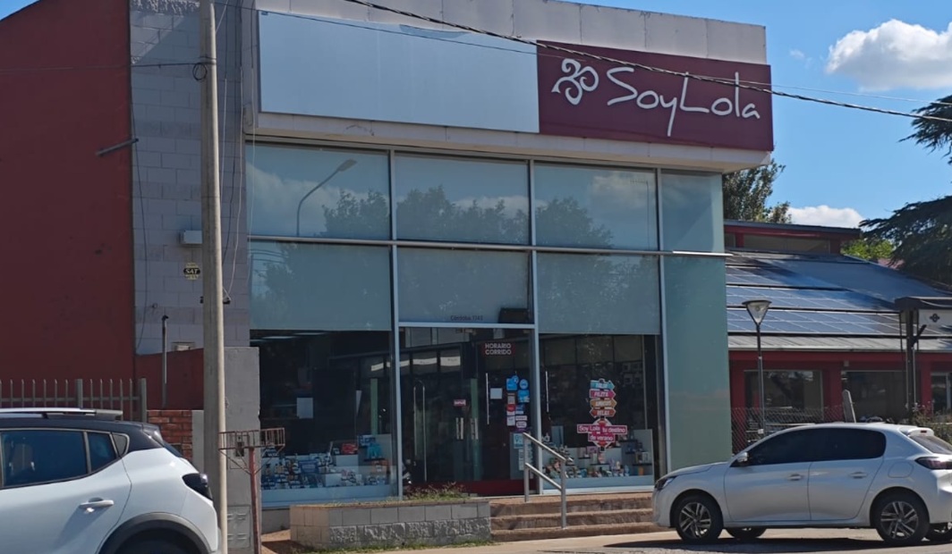 Destrozaron la vidriera de un comercio ubicado sobre Ruta 9 y se llevaron hasta la caja de seguridad 